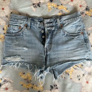 Low rise denim Levi’s shorts